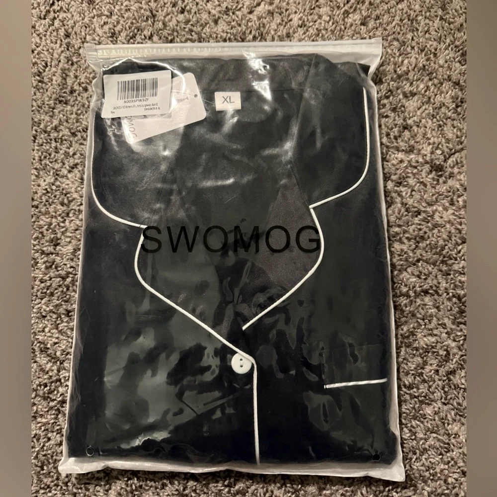 🏷️NWT Elegant Black Satin Sleepwear 4 Piece Set - Picture 3 of 4